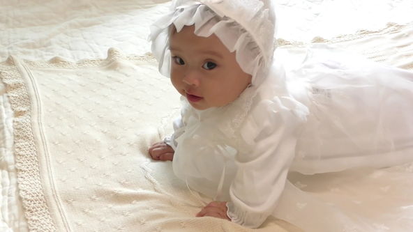 白いレースのドレスを着て、赤ちゃんモデル。