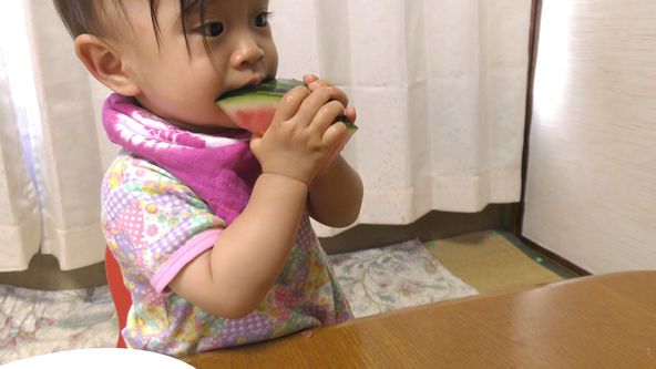 Because for the first time that, she do not know how to eat.