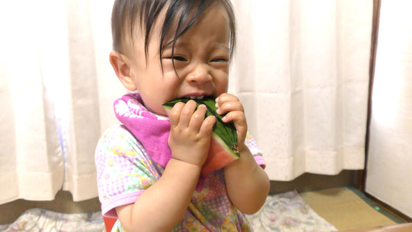 Hard struggle. In the end, she bared its teeth ...  1-year-2-month-old baby girl.