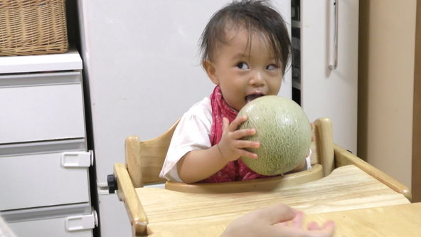 2カ月前、初めてのスイカで皮を食べていた面白かわいい赤ちゃんは、初めてのメロンでは皮ごと丸かじり。