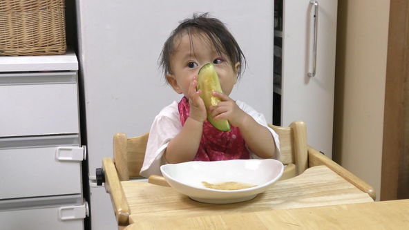 切ったメロンも食べるのは皮の部分。スイカの時と一緒です。スイカは赤い果肉は食べてたとしても吐き出していましたが、メロンでも同じ。